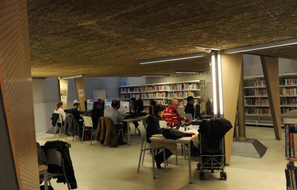 Las bibliotecas de Barcelona preparan un servicio virtual que incluirá libros digitales