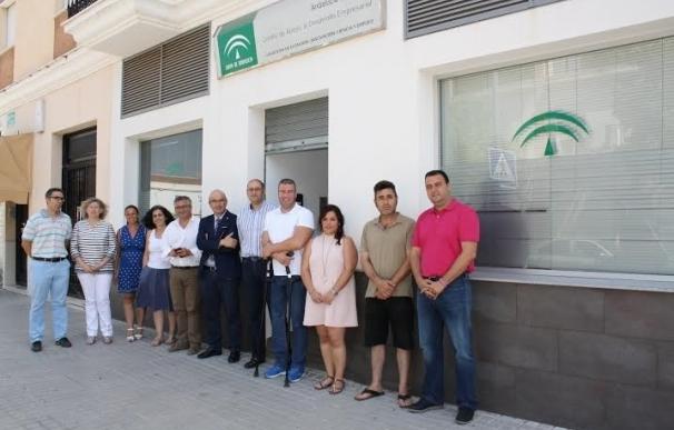 La Junta entrega a nuevos emprendedores de las llaves de los despachos CADE en La Carlota