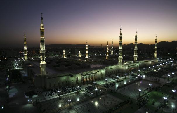 Dos policías muertos en el atentado suicida de Medina, según Al Arabiya