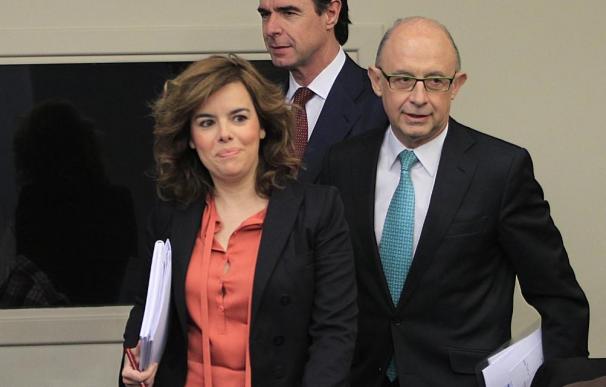 La vicepresidenta del Gobierno, Soraya Sáenz de Santamaría, y el ministro de Hacienda, Cristóbal Montoro.