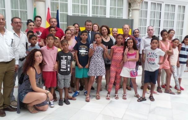 Antonio Sanz recibe a un grupo de niños saharauis que pasan sus vacaciones en Andalucía