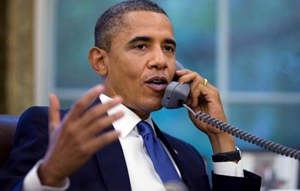 Barack Obama al teléfono en el Despacho Oval de la Casa Blanca (Foto del Gobierno de EEUU)