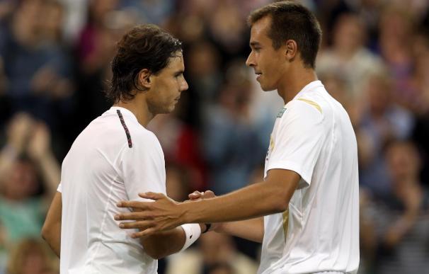 Lukas Rosol saluda a Rafa Nadal en Wimbledon 2012
