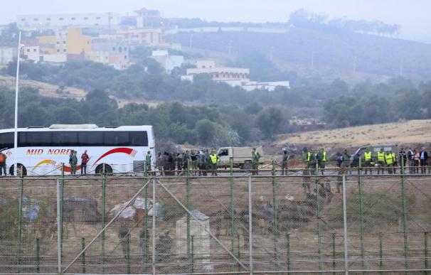 Unos 400 inmigrantes intentan sin éxito acceder a Melilla en un nuevo asalto