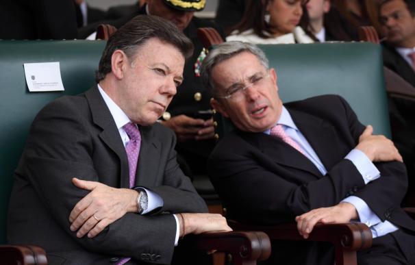 Uribe rechaza el diálogo ofrecido por Santos para sumarse a la paz