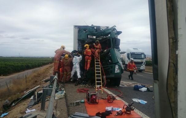Fallece un niño de 12 años tras colisionar dos camiones en la A-7 a su paso por Alginet (Valencia)