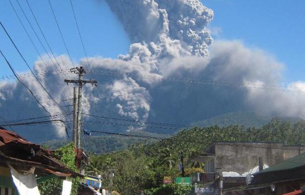 Cientos de filipinos huyen de la erupción del volcán Bulusan