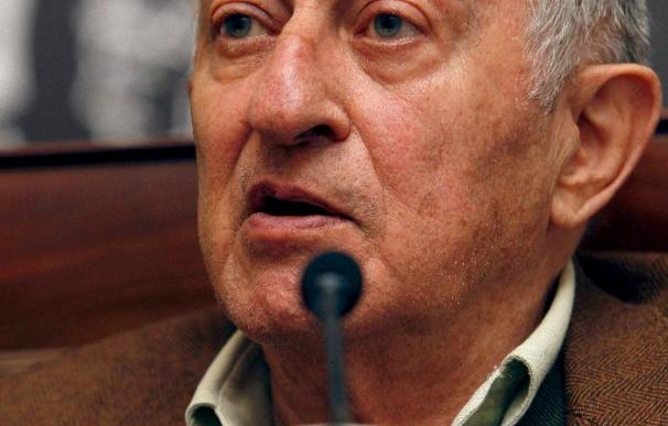 Juan Goytisolo dice que "es inadmisible" que haya presos políticos en Cuba