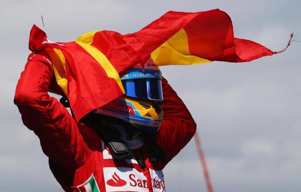Fernando Alonso con la bandera de España
