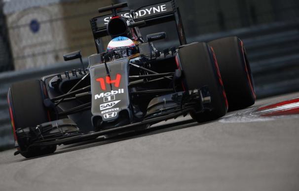 Alonso alimenta la esperanza con su sexto puesto en una jornada dominada por Hamilton