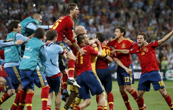 Los jugadores de la 'Roja' celebran el pase a la final de la Eurocopa