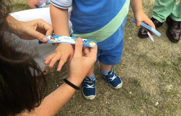 Sopela (Bizkaia) repartirá 500 pulseras identificativas para evitar la pérdida de niños en las playas