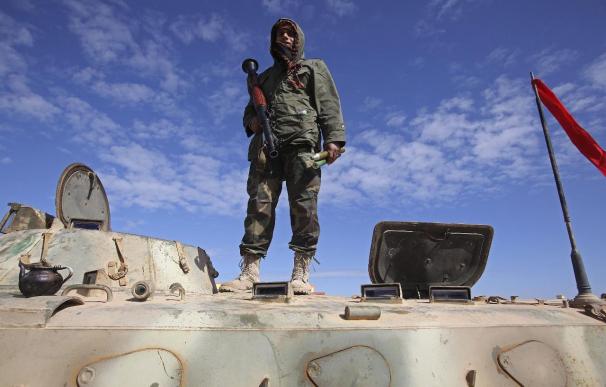 Las fuerzas de Gadafi intentan recuperar el control de la tercera ciudad libia