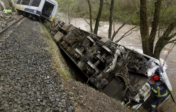 Once heridos, tres graves, al descarrilar un tren de cercanías en Cantabria