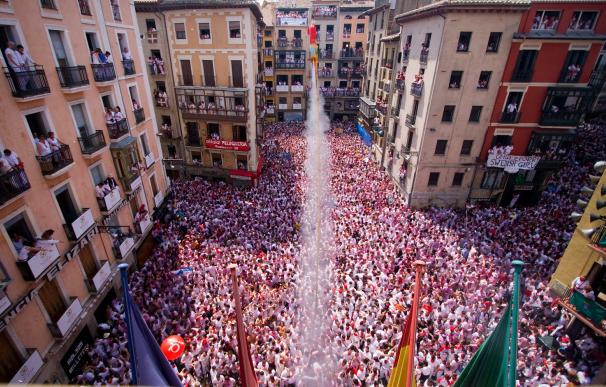 El chupinazo abre 204 horas de fiesta ininterrumpida en Pamplona