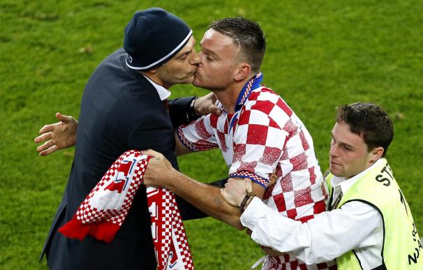 Un espontáneo salta al Irlanda-Croacia para besar a su entrenador