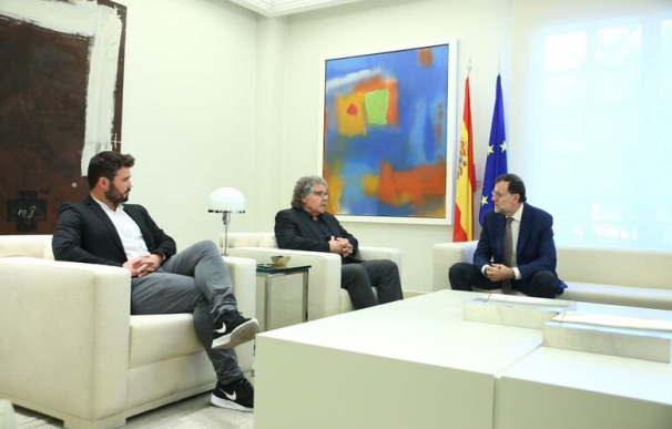 Rajoy, con Joan Tardà y Gabriel Rufián (ERC).