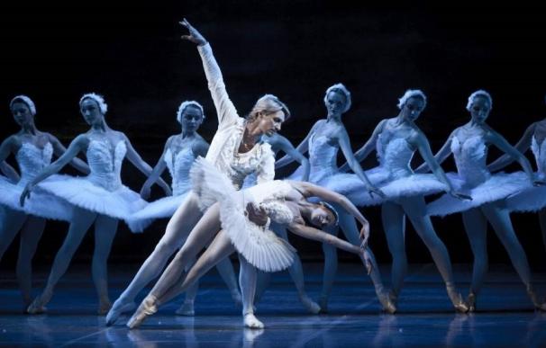 El Teatro Nacional de Praga lleva este jueves al Generalife el ballet de 'El lago de los cisnes'