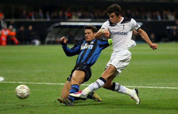 Bale consigue su segundo gol disparando a pesar de la oposición de Zanetti
