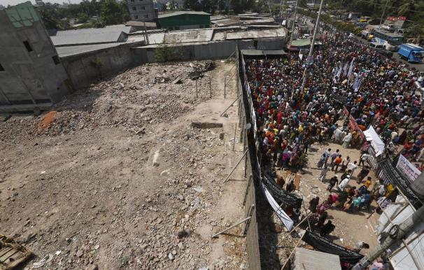 Unos 50 atrapados bajos los escombros tras el derrumbe de un edificio en la India