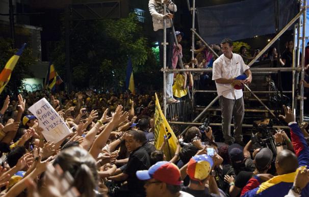 Capriles encabeza una masiva manifestación nocturna para pedir seguridad
