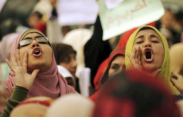 Las mujeres egipcias también salen por miles a las calles