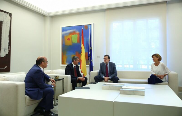 Rajoy y Cospedal, en su encuentro con Coalición Canaria, este martes.