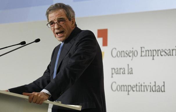El presidente del Consejo Empresarial de Competitividad y de Telefónica, César Alierta, durante la presentación del informe "España, un país de oportunidades".