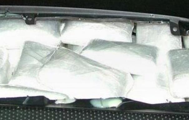 La Guardia Civil detiene en Barajas a tres personas con más de 10 kilos de cocaína en alfajores y maletas