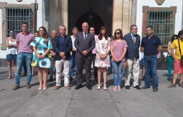 La Diputación se concentra en memoria de la cordobesa víctima de la violencia de género en Lepe