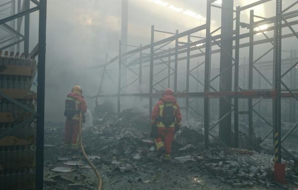 Un incendio calcina una empresa de aceites vegetales en Algemesí