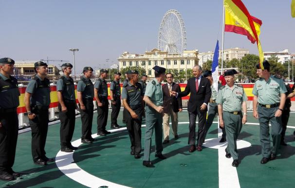 Fernández de Mesa recibe al buque de la Guardia Civil que ha participado en una misión de rescate en el Mediterráneo