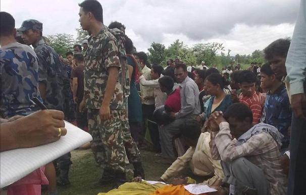 Mueren al menos 35 personas al caer un autobús a un canal en el sur de Nepal