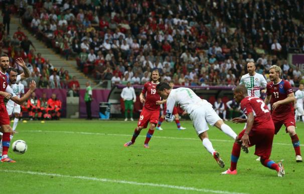 Cristiano Ronaldo remata de cabeza para hacer el 0-1 en el Portugal - República Checa