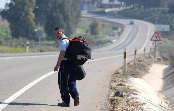 Un desempleado camina desde Córdoba a Madrid en protesta por el paro juvenil