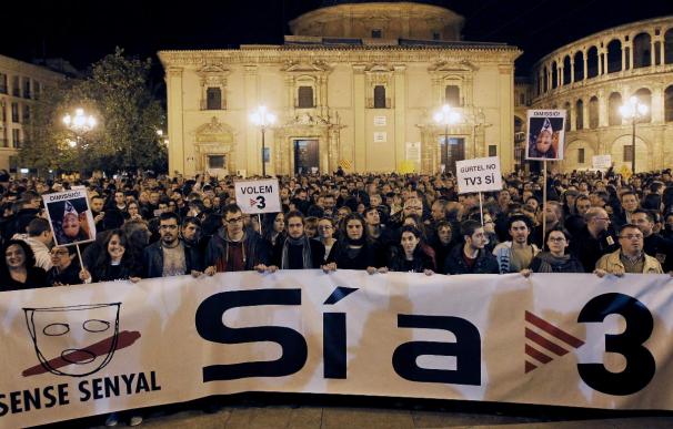 Asociaciones y particulares se manifiestan contra el corte de emisión de TV3 en la Comunitat Valenciana