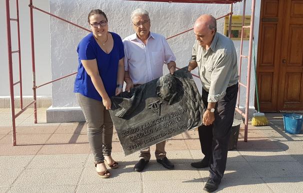 Loriguilla retira una placa franquista de la fachada de su Ayuntamiento