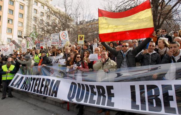 Cientos de hosteleros cortan el tráfico en Madrid contra la ley antitabaco
