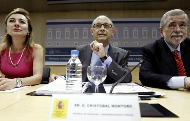 El ministro de Hacienda, Cristóbal Montoro (c), junto a los secretarios de Estado de Administraciones Públicas, Antonio Beteta, y Presupuestos, Marta Fernández Currás.