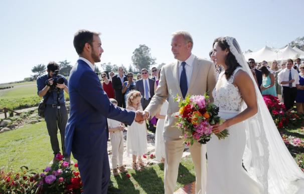 La hija de Kevin Costner se casa vestida de Pronovias