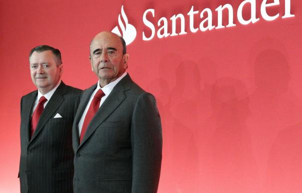 El presidente del Banco Santander, Emilio Botín (d), y el consejero delegado, Alfredo Sáenz, durante la presentación de resultados de la entidad.