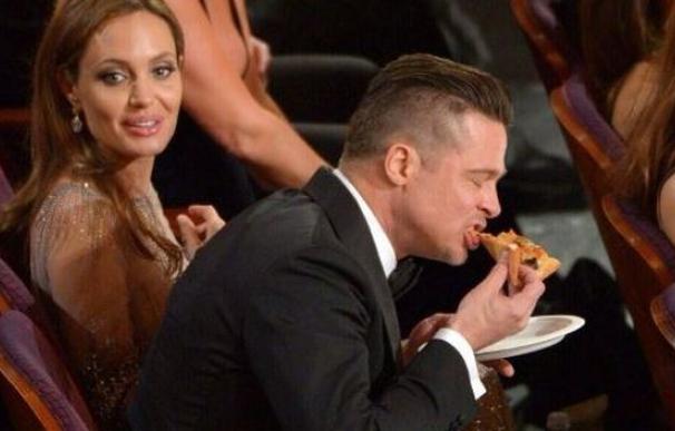 Oscar 2014. Brad Pitt comiendo pizza durante la gala.