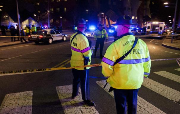 Despliegue policial tras el asesinato de un policía en el campus de Massachusetts