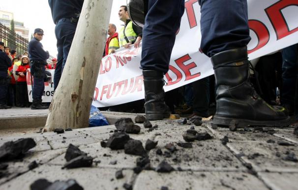 Cientos de personas protestan ante Industria contra el decreto del carbón