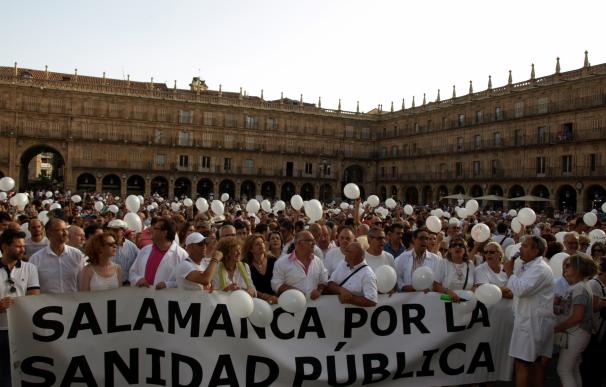 Un millar de personas protesta en una nueva 'marea blanca' por la "dramática" situación sanitaria en Salamanca