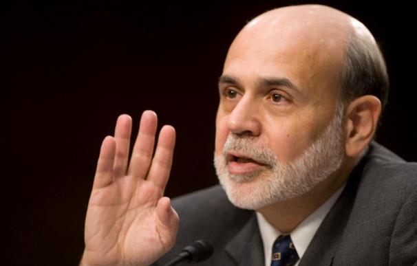 El alza del petróleo puede ser una "amenaza" para el crecimiento de EE.UU., según Bernanke