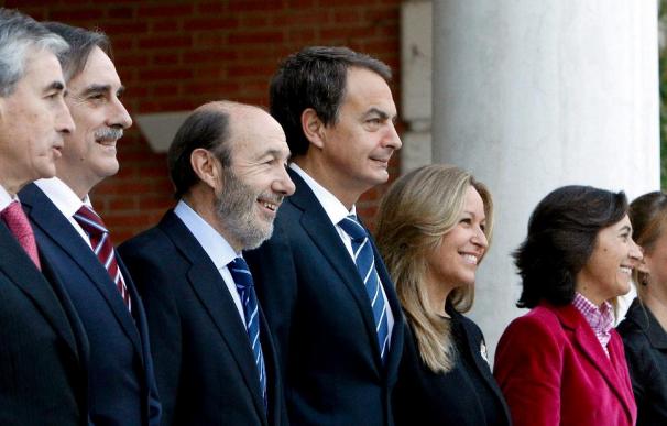 Zapatero posa en la Moncloa con sus nuevos ministros tras la remodelación