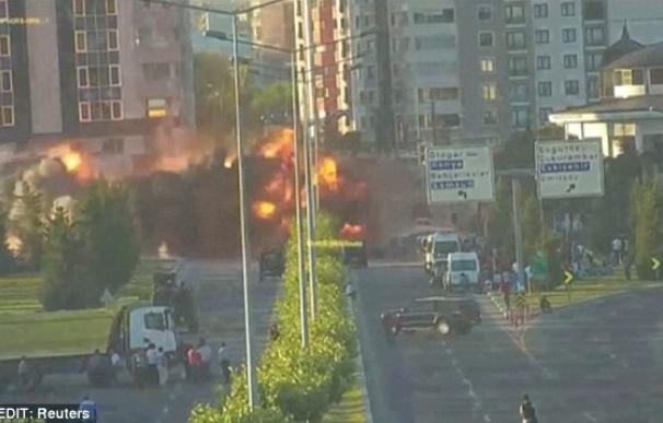 Salen a luz vídeos que muestran los ataques de los golpistas en Turquía