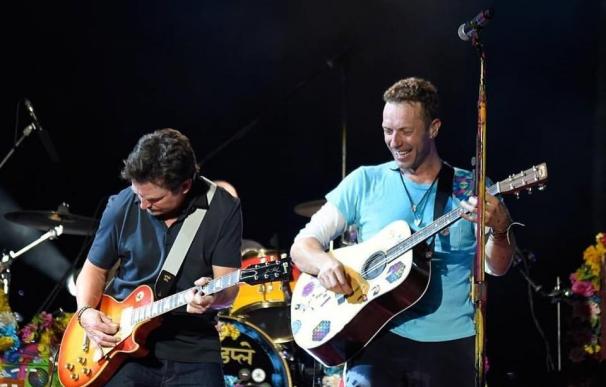 Michael J. Fox se une a Coldplay para tocar canciones de Regreso al Futuro en un concierto