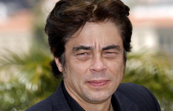 Benicio del Toro y Oliver Stone preparan su próxima película bebiendo 25 chupitos del tirón